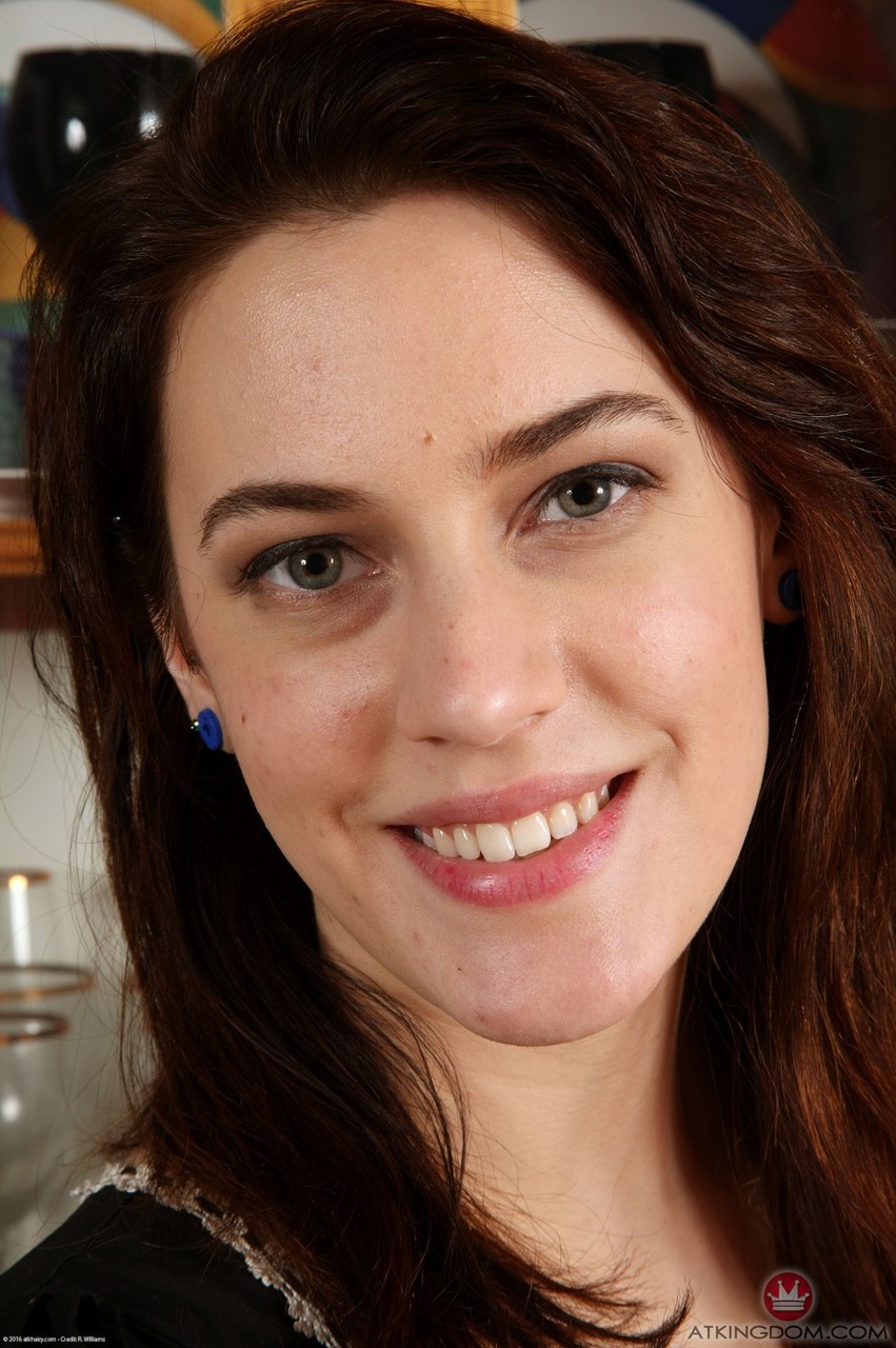 深色头发女孩有大奶子爱丽丝霍奇斯伸展并炫耀她的毛茸茸的屄