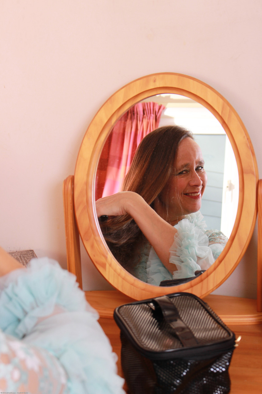 Josie Posie Wa Sono Juicy Chibusa To Keito Na Manko O Misete Iru