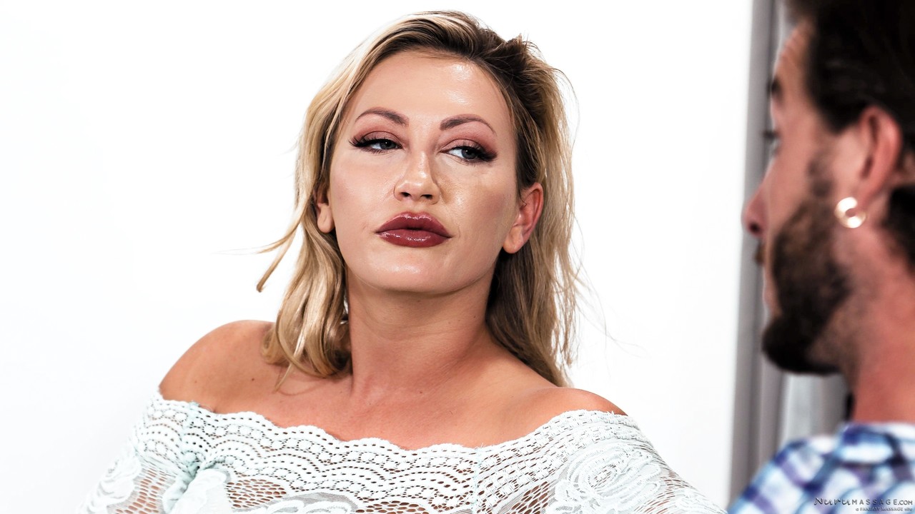 裸体的金发性感女按摩师Adira Allure提供XXX按摩