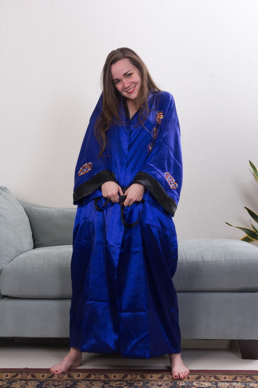 البترونيت الصغيرة كيلي مورغان تُظهر مهبلها المشعر بأحمر شفاه أحمر