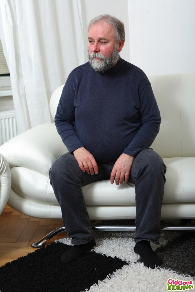 الفتاة الشقراء الشابة تمتص قضيب رجلها بينما تمارس الجنس مع رجل عجوز