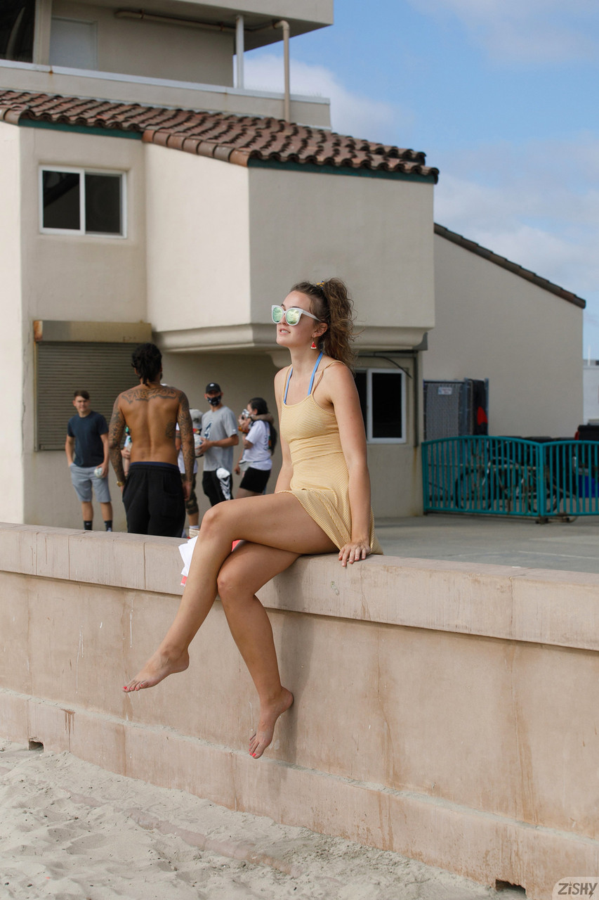 Sexy Amateur Dubsie Blasen Haare Pussy Und Verführt In Bikini Am Strand