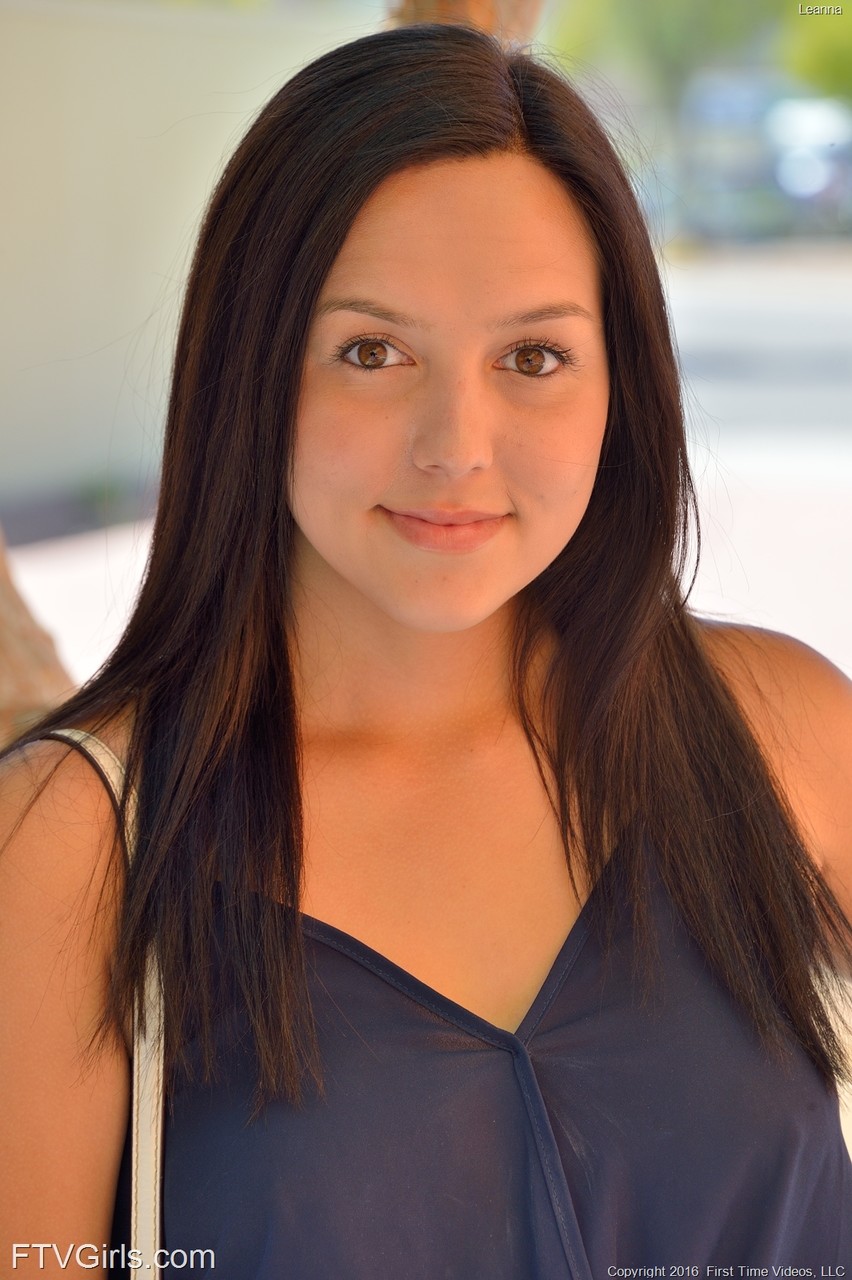 セクシー美女リアナが公衆で剃り上げた長いラビアを広げ乳首を露出