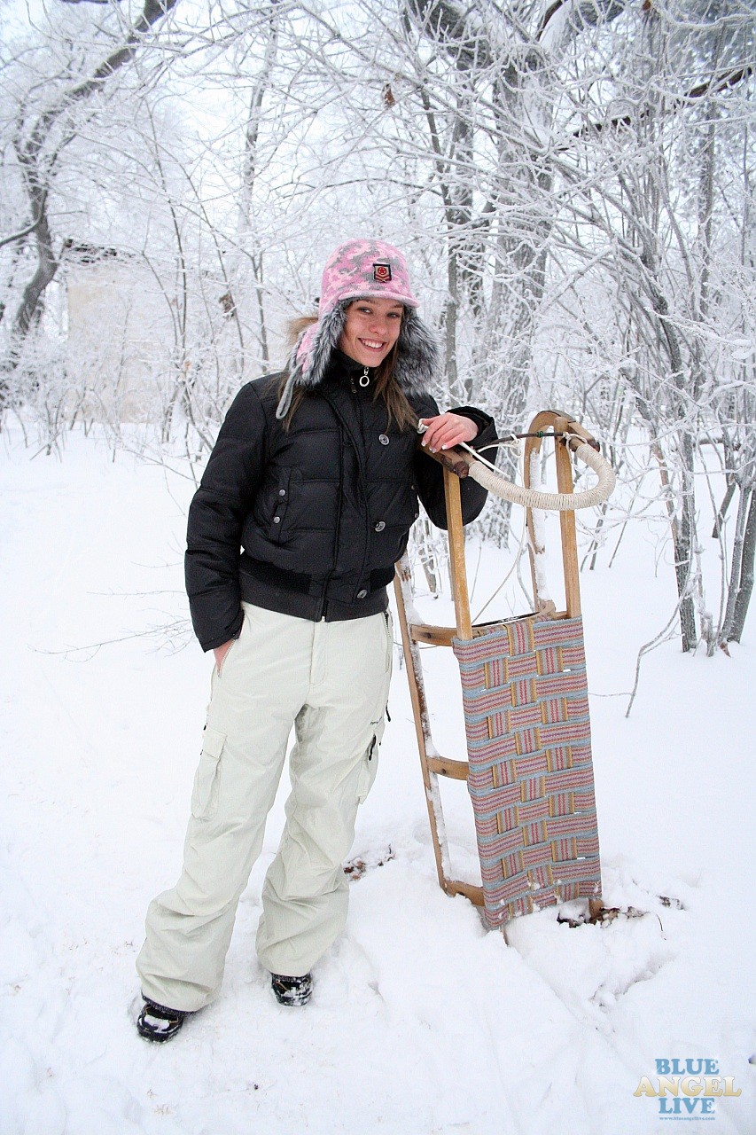 Blue Angel Estudante Húngara Brinca Com Trenó Na Floresta