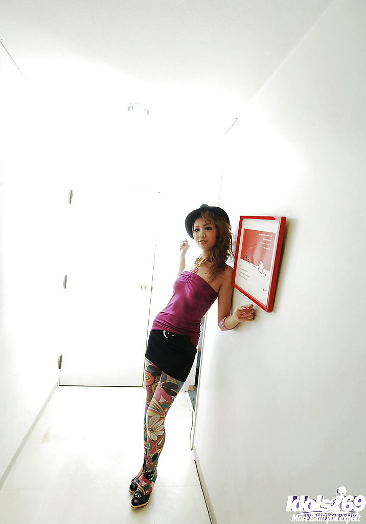 हिनानो मोमोसाकी अपनी मोहक कर्व्स दिखाती हैं