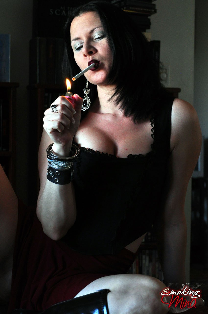 独奏模特米娜在抽烟时抚摸她剃光的阴道