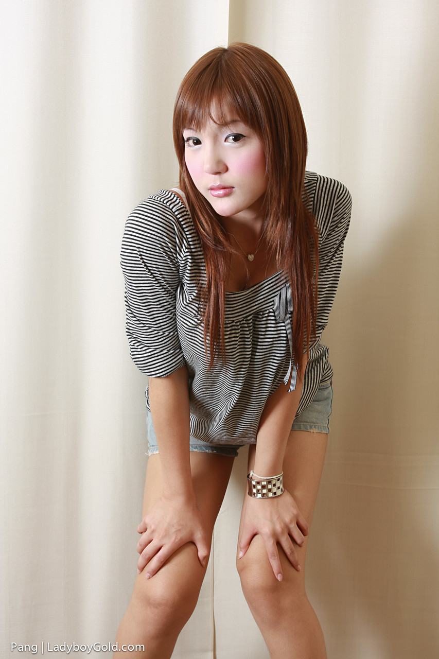 جلب المتحول جنسياً الياباني المستلقي على السرير للعب مع القضيب الصغير