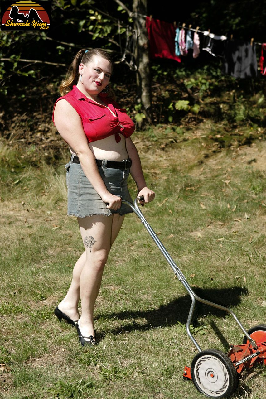 صور عارية لإلسي ثورن على جروبي جيرلز