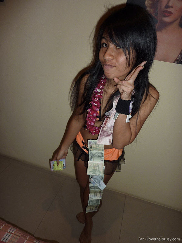 小小泰國女孩有個讓人愛不釋手的大屁股，在性愛後接受外射