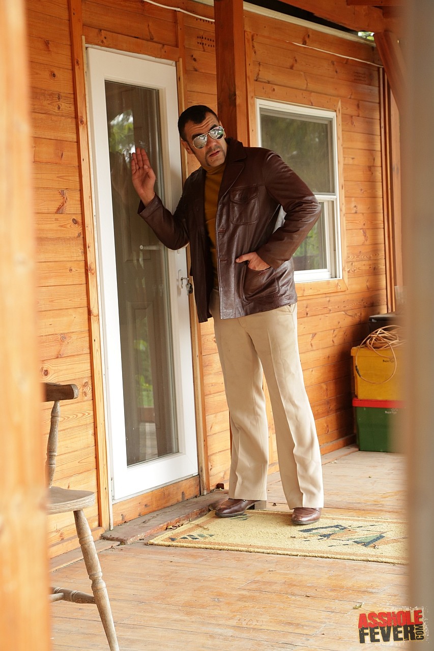 भूरे बालों वाली अनंत शक्ति टाइट गधा गैरेज गुदा