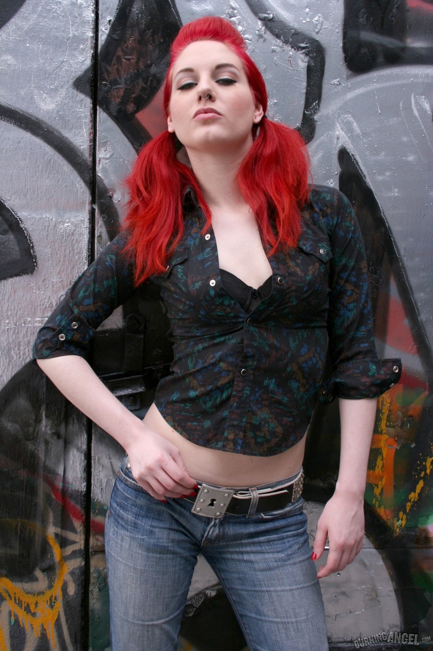 红双马尾女孩在巷子里脱下牛仔裤和黑色T恤