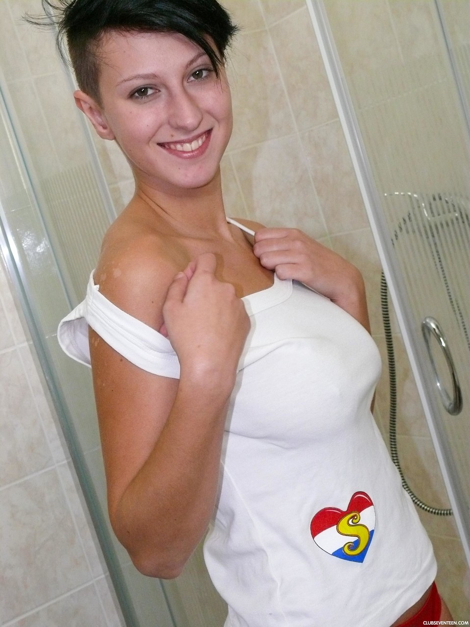 Nicoletta H Wa Shāwā De Onani O Suru