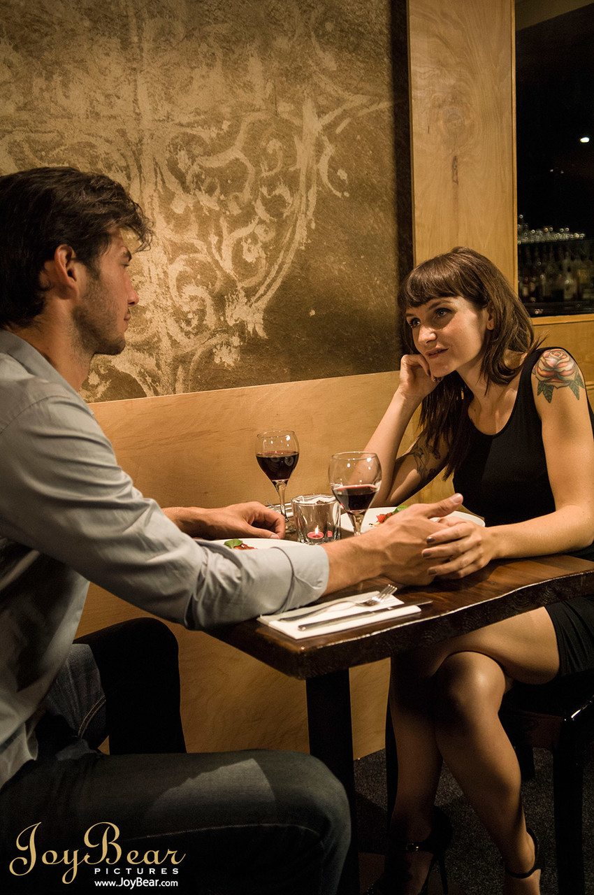 Tatuada Adreena Winters Folla A Un Hombre En El Sofá Después De Una Cena Romántica