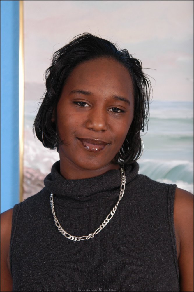 Femme Ébène Se Déshabille Lentement Puis Se Doigte Avec Des Jouets Sa Vagina Mouillée