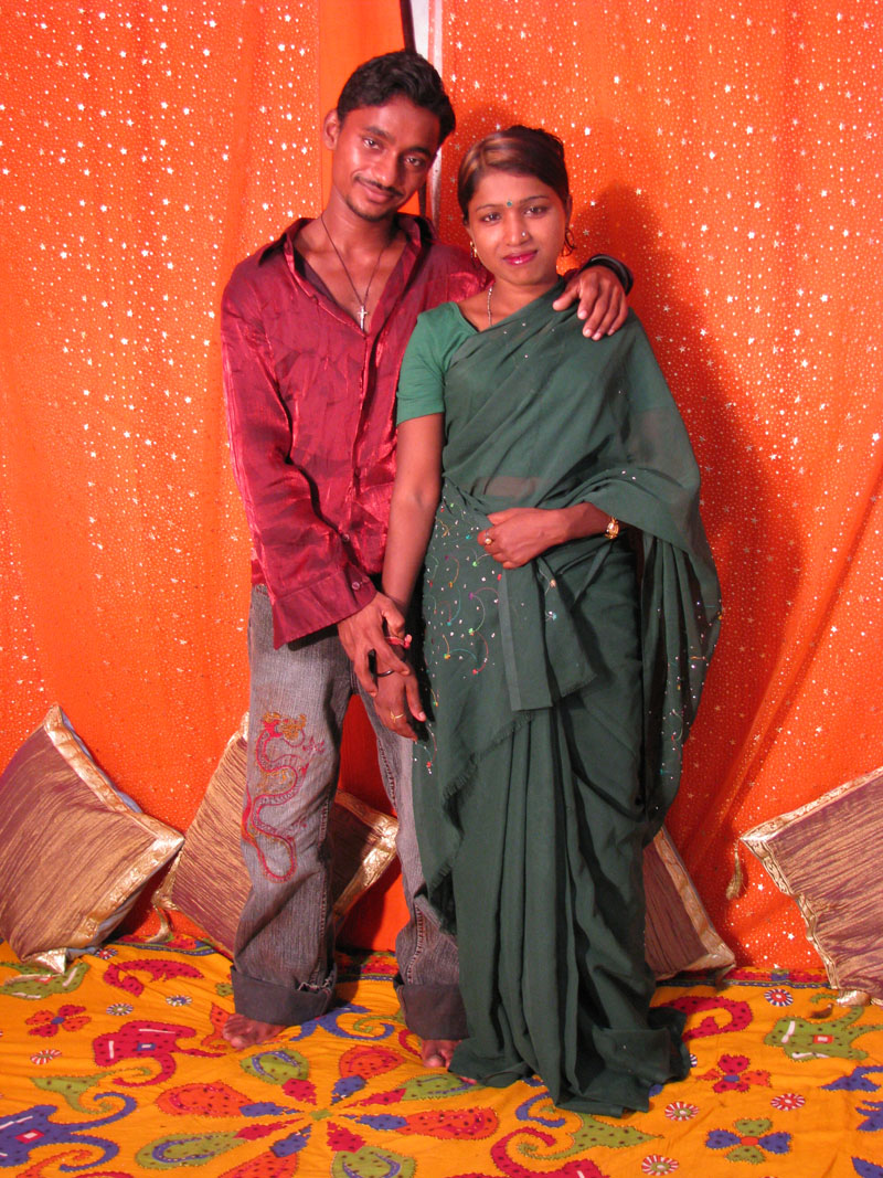 インドのカップルは口淫行為を行いクリームパイで終了する