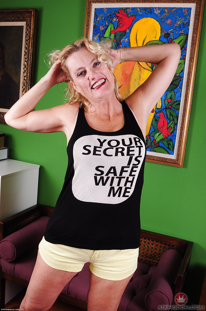 المرأة الشقراء المرنة ميلف ليدي دالبين تمتص أصابع قدميها