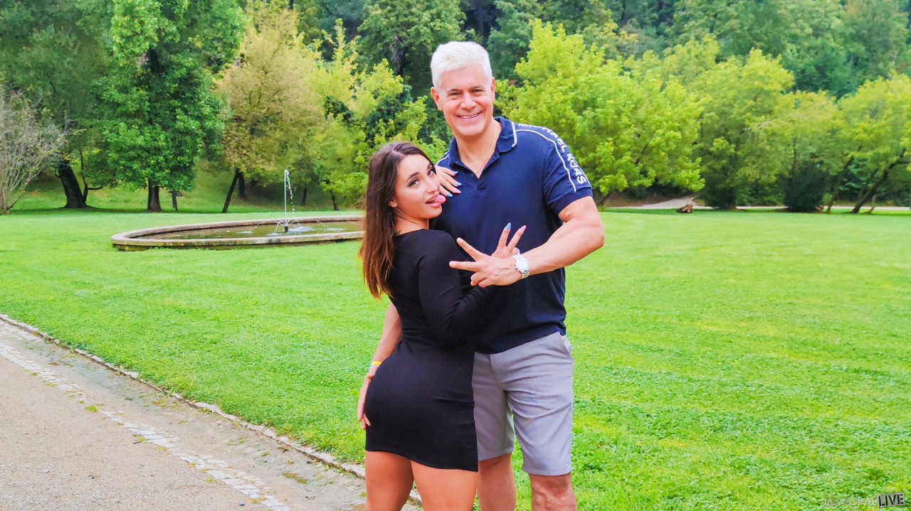 Сара Диаманте Показывает Сочную Задницу Перед Сексом В Постели