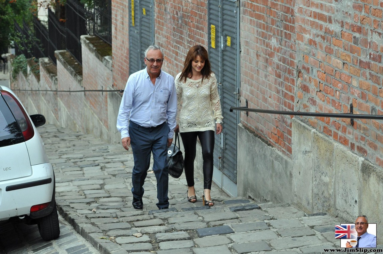 सांवली लड़की लोरा समर चमड़े की तंग पैंट में पिक-अप हुई