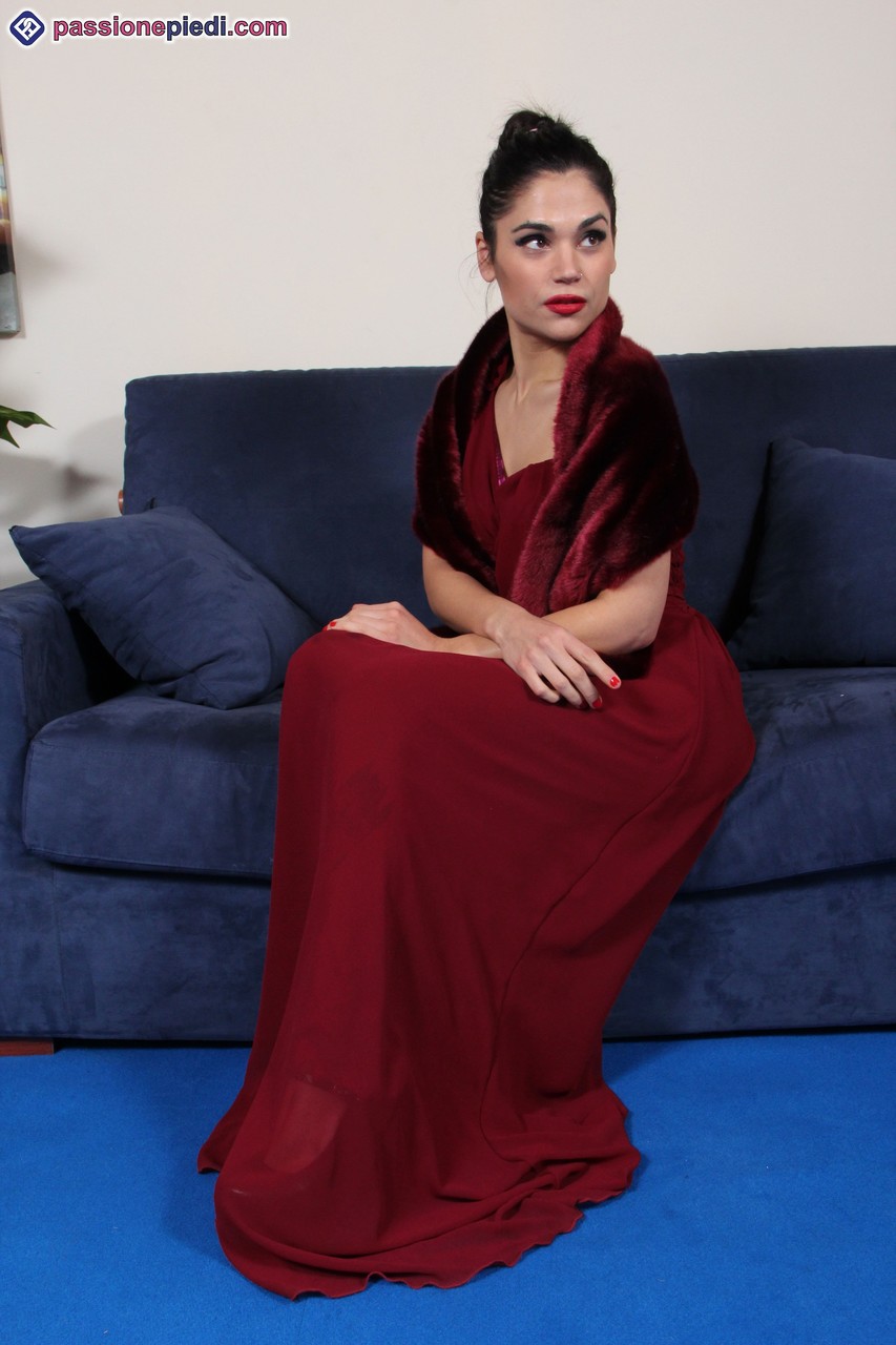 Chiara Montre Ses Jolis Pieds, Belle Brune Aux Lèvres Rouges