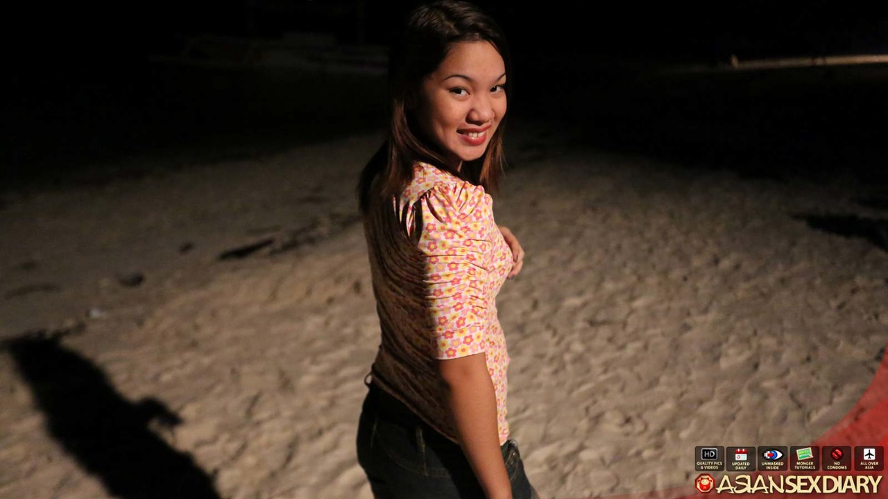 Garota Asiática Com Seios Pequenos E Pelo Púbico Aparado