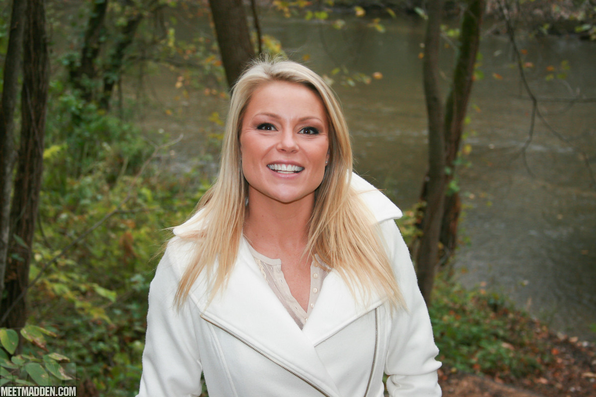 素人娘が木々の間でパンツを履いたお尻の上にジーンズを引っ張る