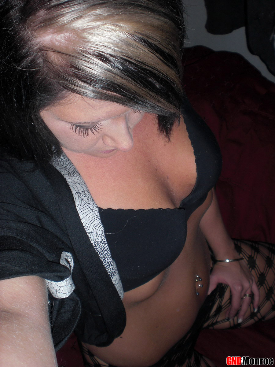 素人白人女性が尻を見せるため自撮りで前かがみ