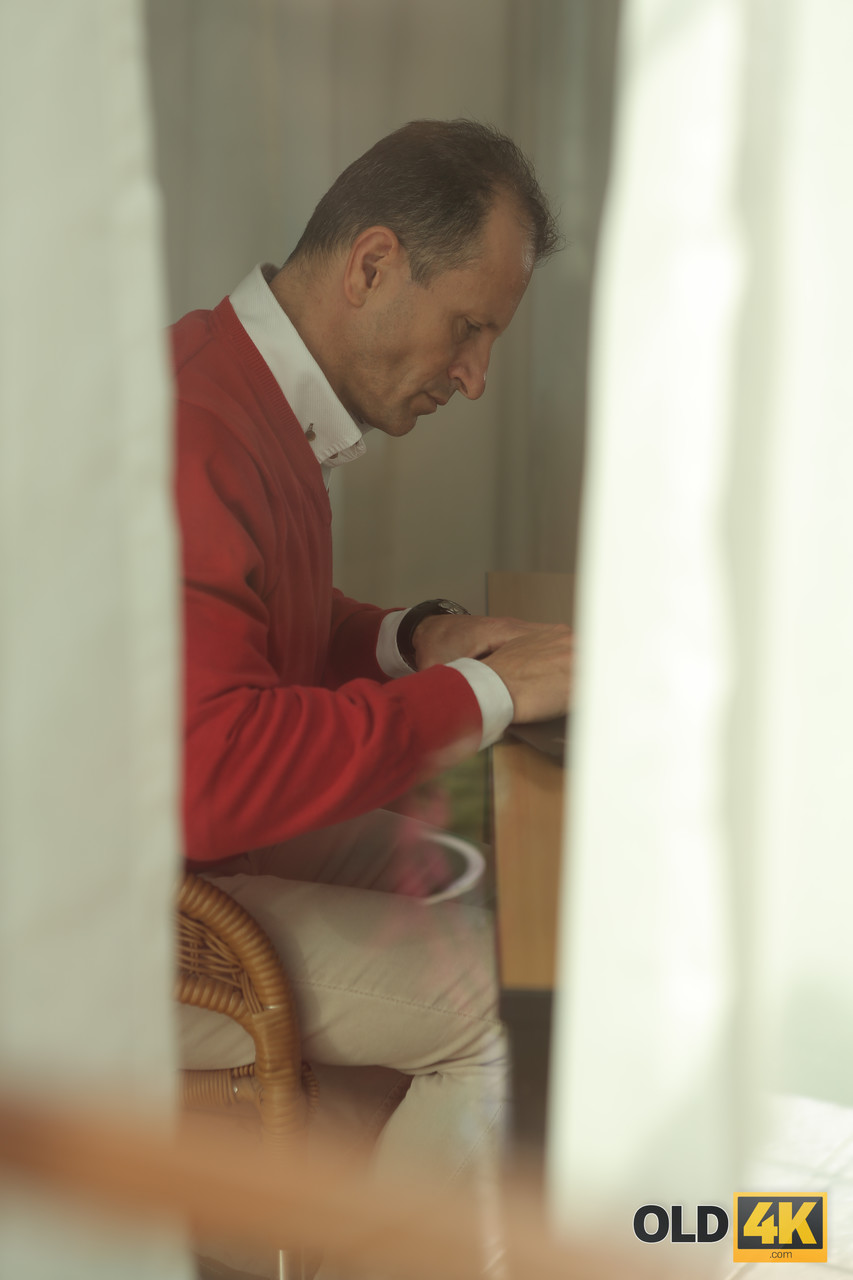 सुनहरे बालों वाली किशोरी एलेन आकर्षक बड़े आदमी से चुदाई