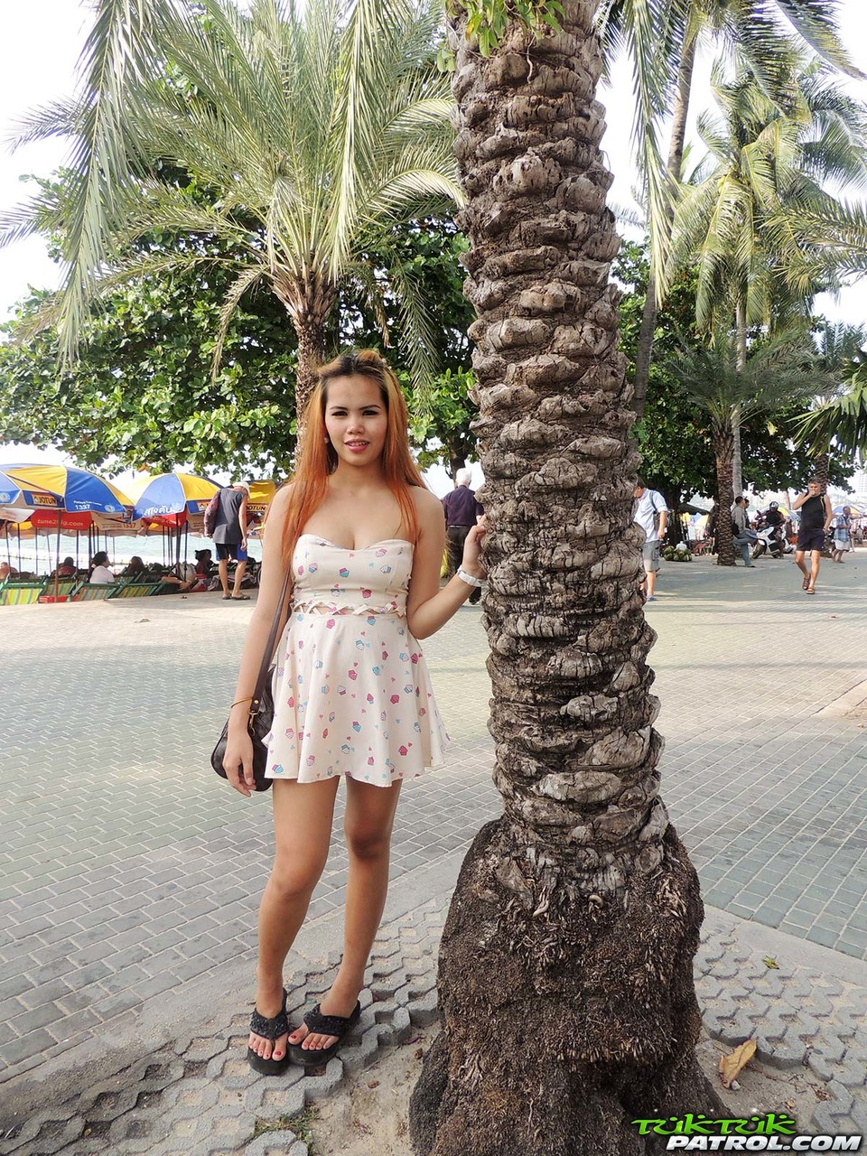 एमेच्योर एशियाई प्यारी नंगी होकर अपने बहुत बड़े गहरे निप्पल प्रदर्शित करती है