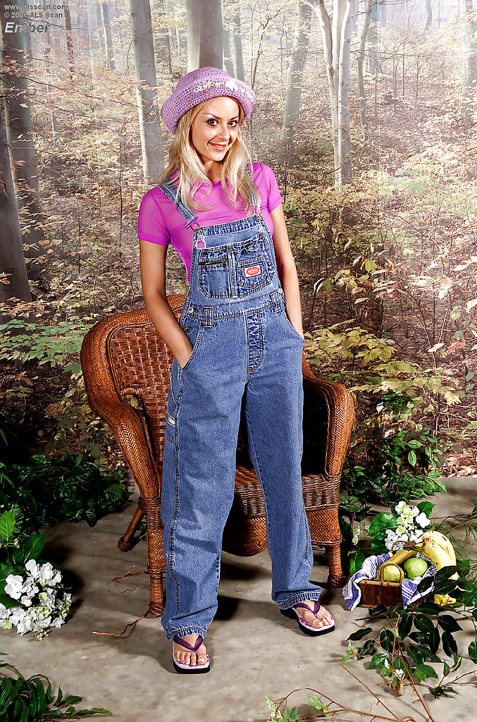 細いティーンモデルブロンドが服を脱いで剃毛されたマンコと戯れる