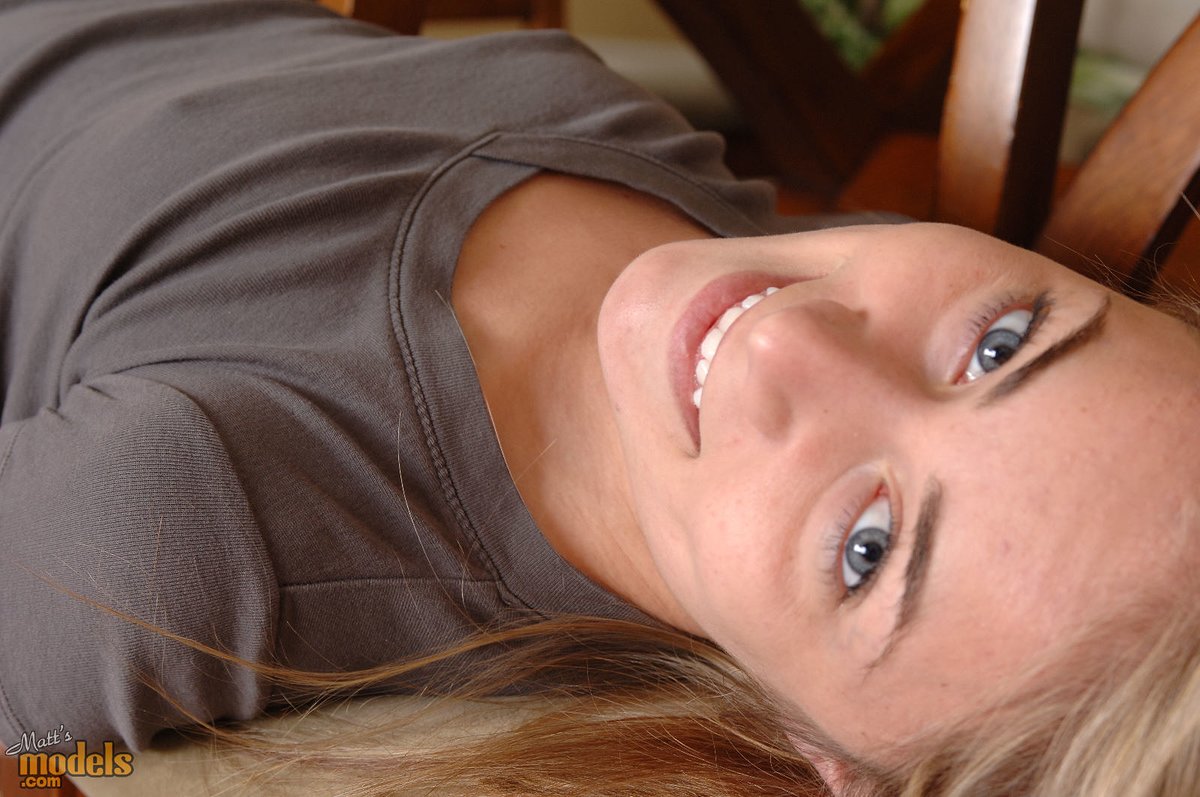 金髪素人タイラー・スティーブンスがアソコを接写で広げる