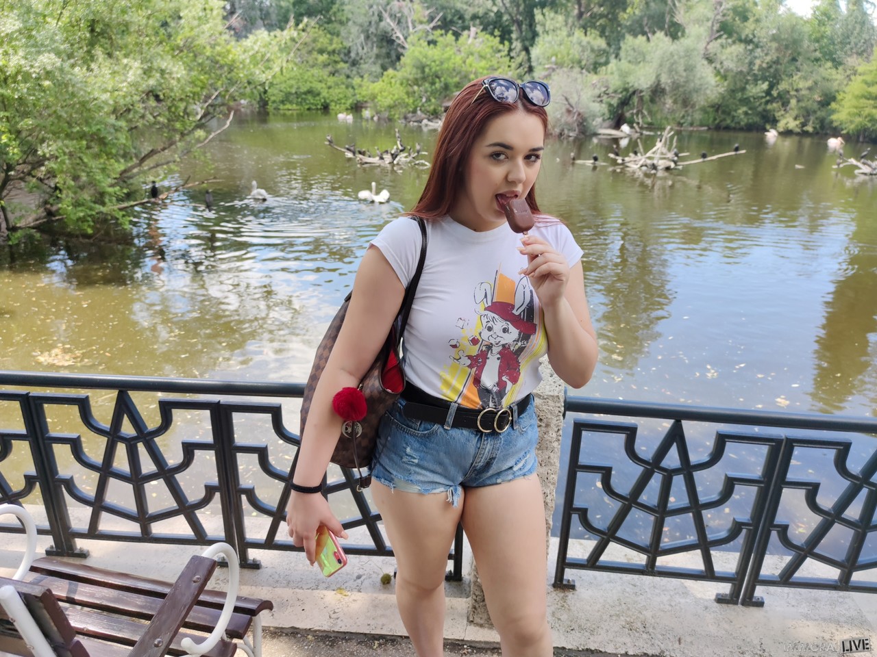 الحمراء الممتلئة ديانا ريوس تستمتع بمثلجات في الخارج قبل ممارسة الجنس الداخلي بمنظور الشخص الأول