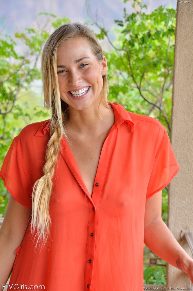 独自女孩在阳台上脱下她那条很长且相当透视的衬衫