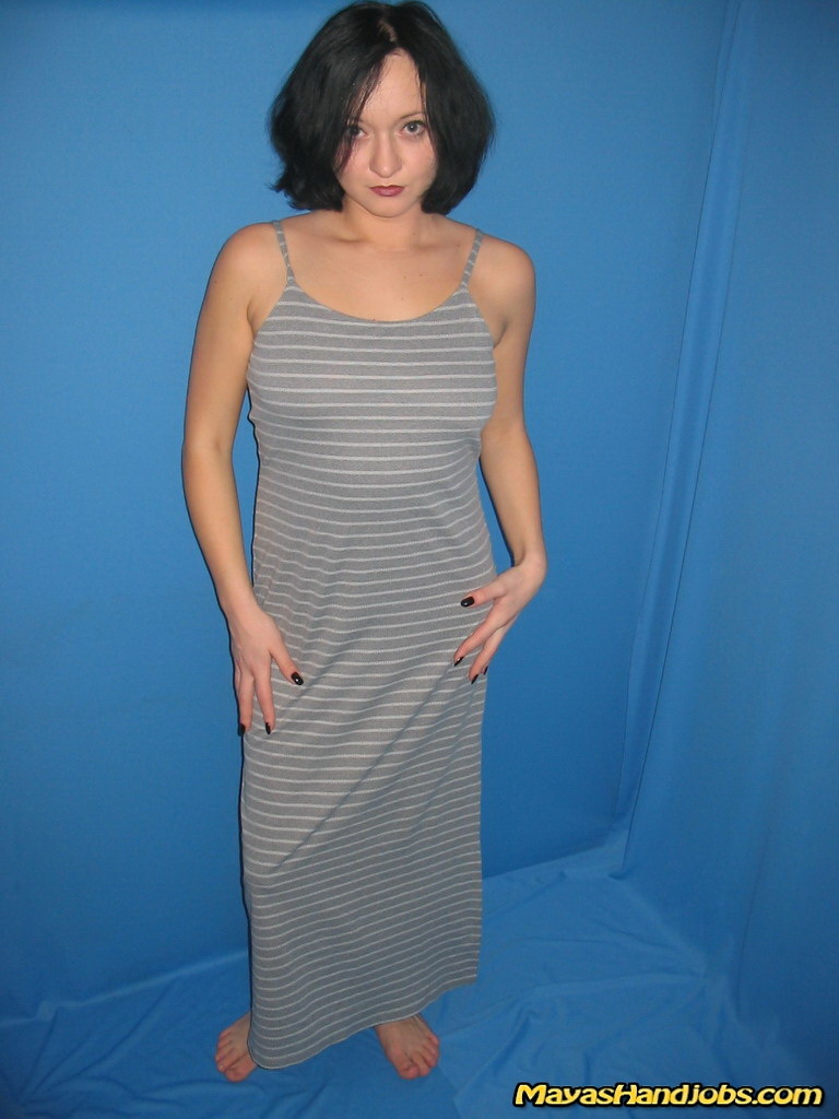 淫らな美熟女マヤが服を脱ぎ垂れ乳とスムースマンコを露出