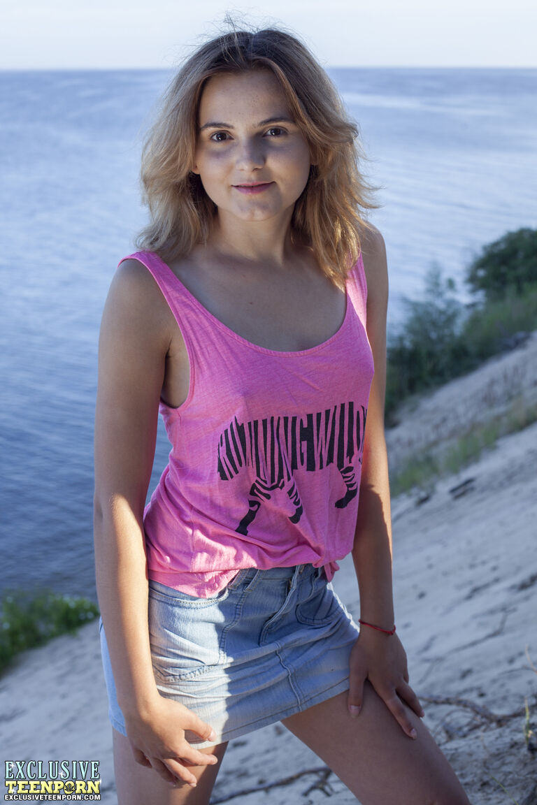 若い素人ミアは針葉樹のそばの砂浜で完全に裸になる