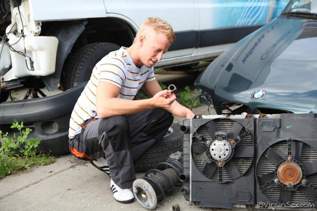 गहरे बालों की किशोरी ओल्गा कबाड़ के ढेर में कठोर सेक्स के दौरान कौमार्य खो देती है