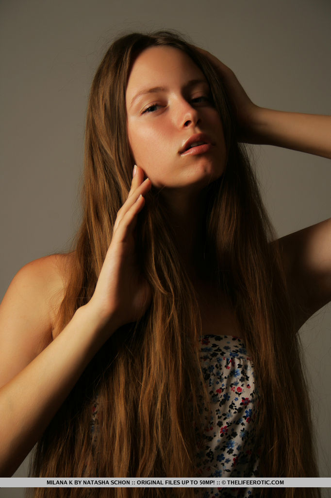 裸のティーン・ミラナKが服を脱いでベッドに這い上がる