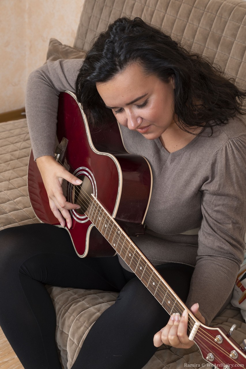 ぽっちゃりギタリストのラミラが服を脱いで毛深い股間を近くで見せる