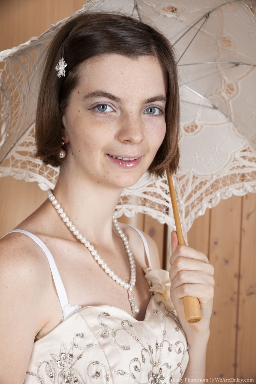 ショートヘアの美女ファントムが裸になって濡れたビーバーを広げる