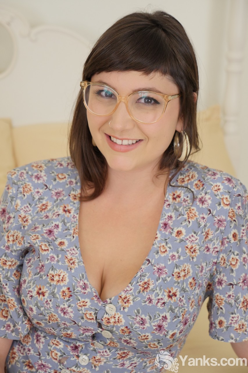 サンディボトムズは彼女の大きな乳房をちぎり、メガネをして一人でオナニーする