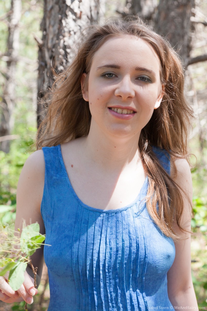 إيزابيل ستيرن تُظهر شعرها في الغابة - فتاة بنية صغيرة الثدي