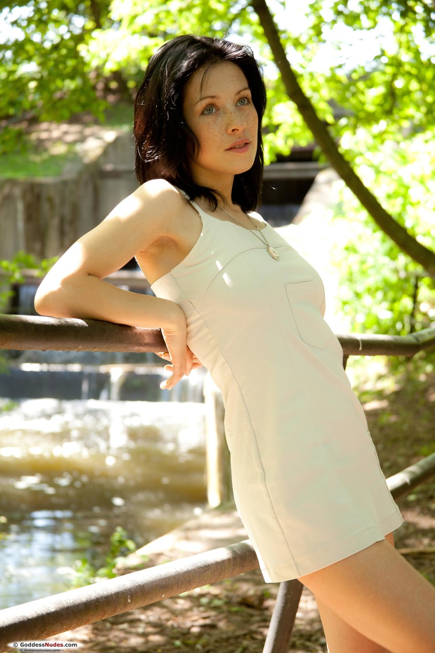 エリー・ヌードが女神ヌードを演じる