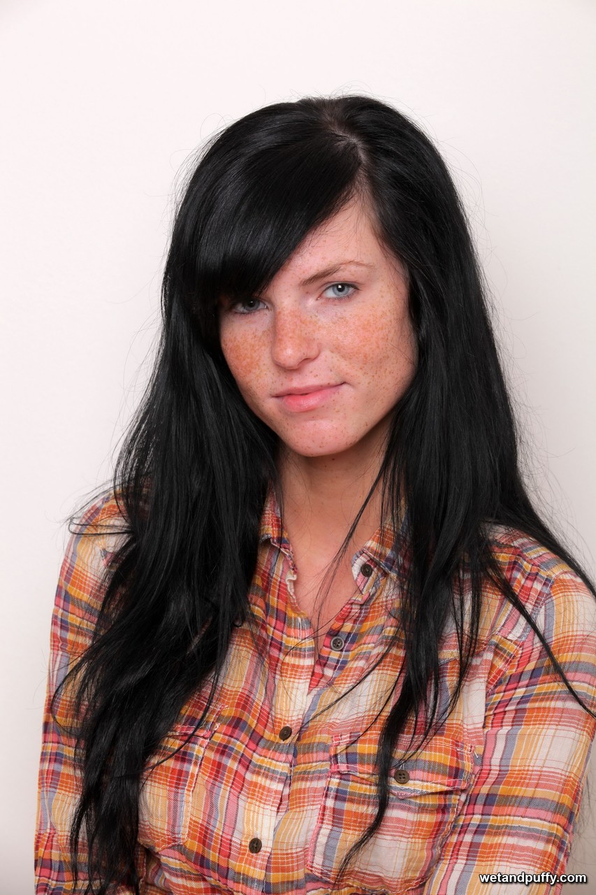 المرأة ذو الصدر الكبير إيлин تجد الديلدو المثالي لها و تجربته بداخل بعمق