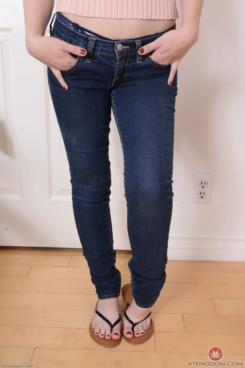 瘦身青少年格雷西·格林在椅子上展示小乳房和剃光的阴部