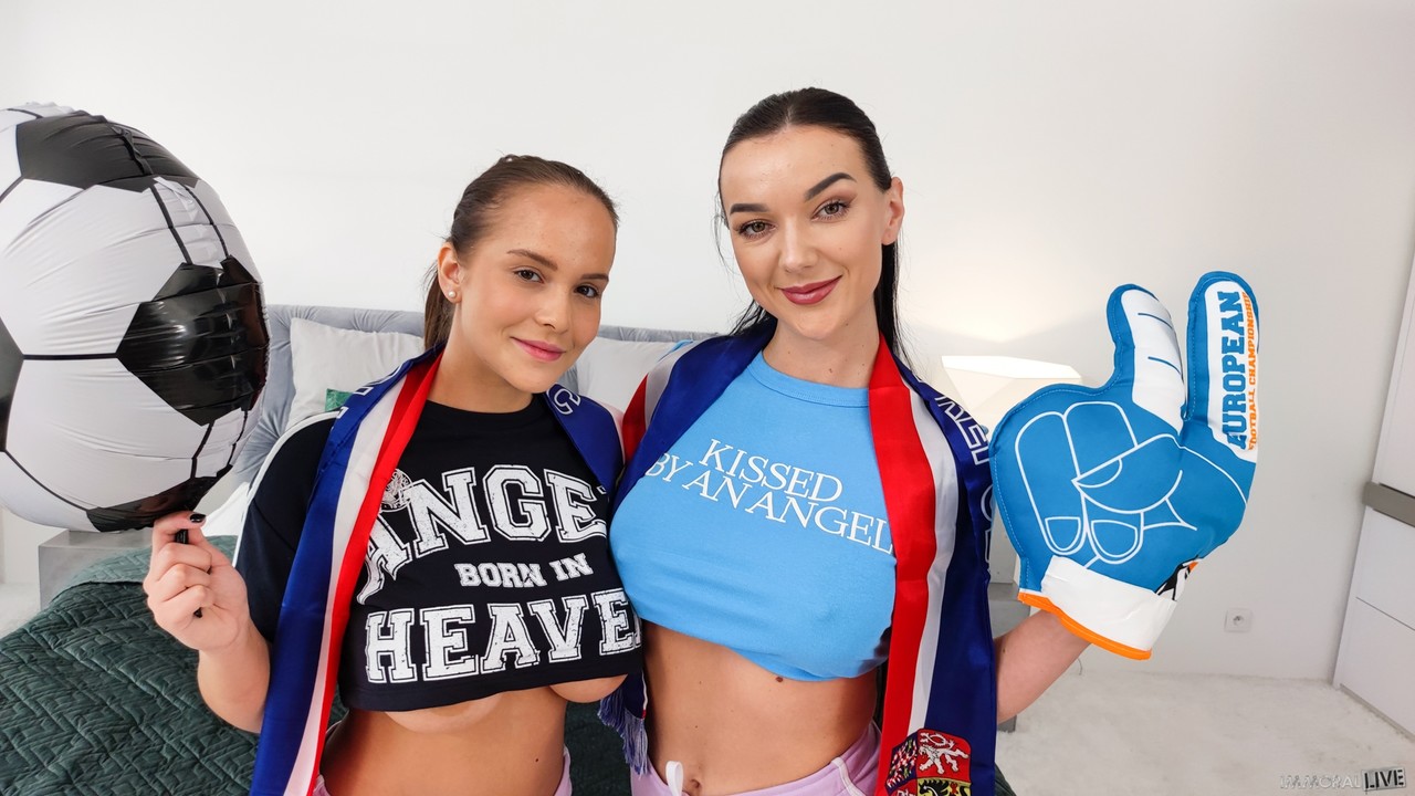 سيدة العصابة وجنيفر مينديز يشاركون الجنس الجماعي على السرير