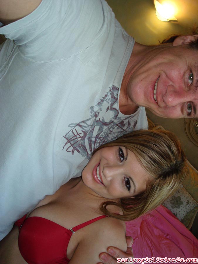 小胸少女杰米享受硬核性交和口交