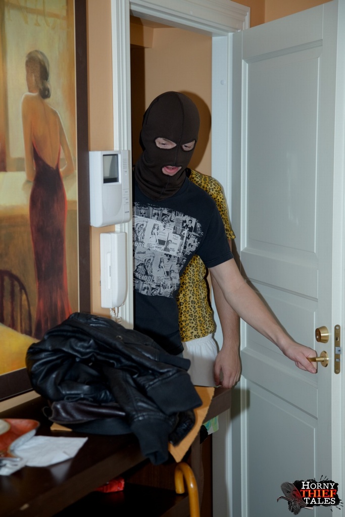 スキーマスクの強盗が若い金髪女性を乱暴なセックスに強制