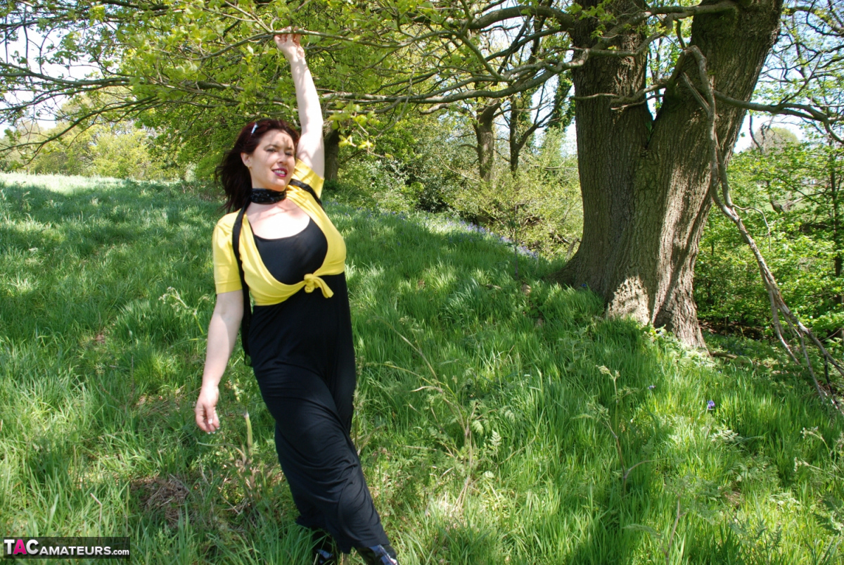 الأم البريطانية جوسي جاني تبول في الريف