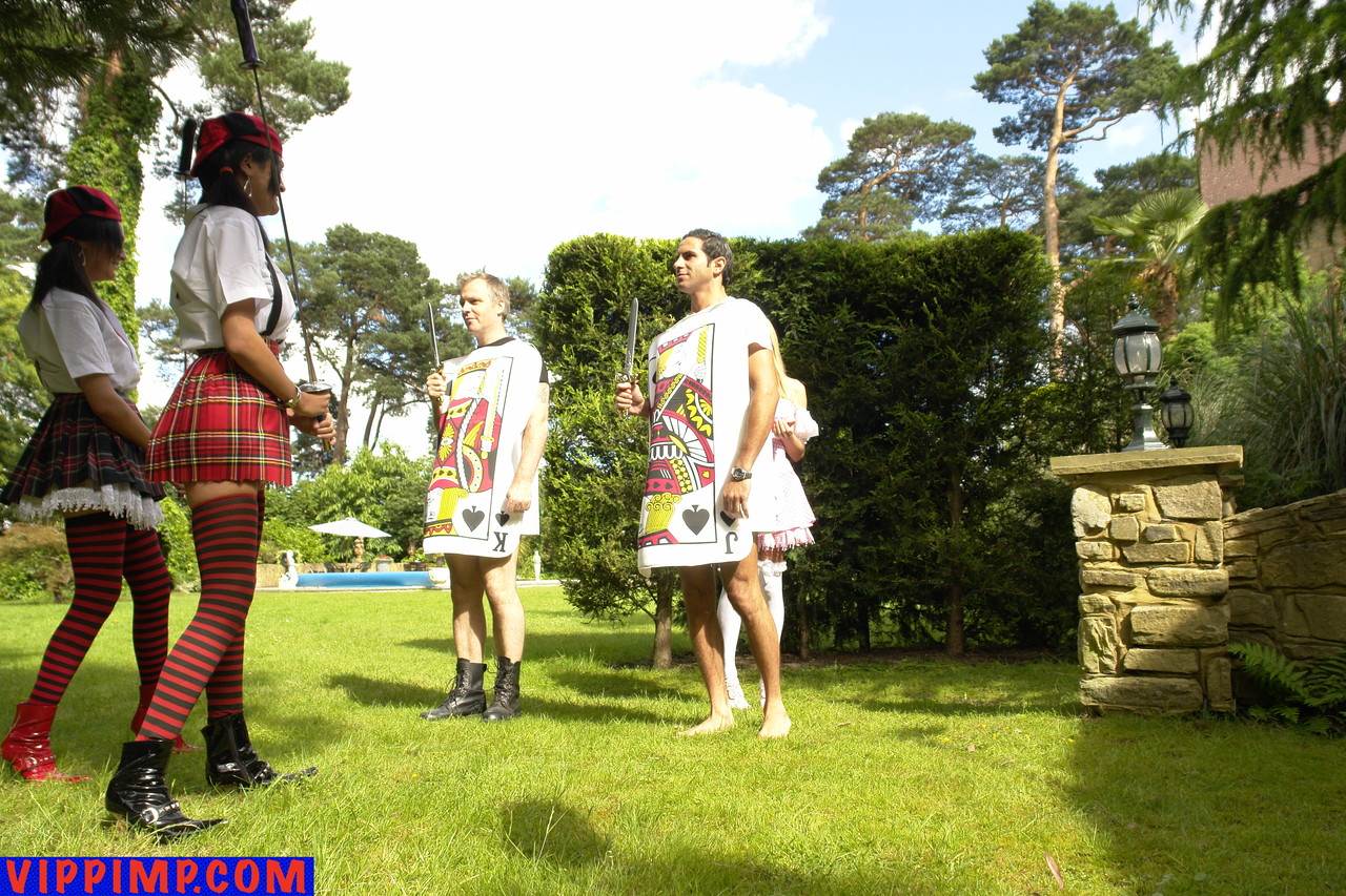 おさげのAV女優が超セクシーな制服で野外でポーズを取る