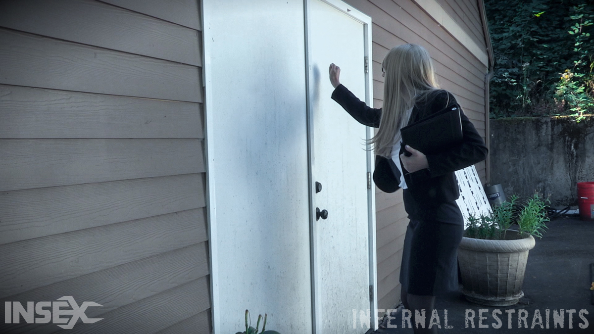 金发性奴Riley Nixon被锁链束缚的粗暴BDSM折磨课程