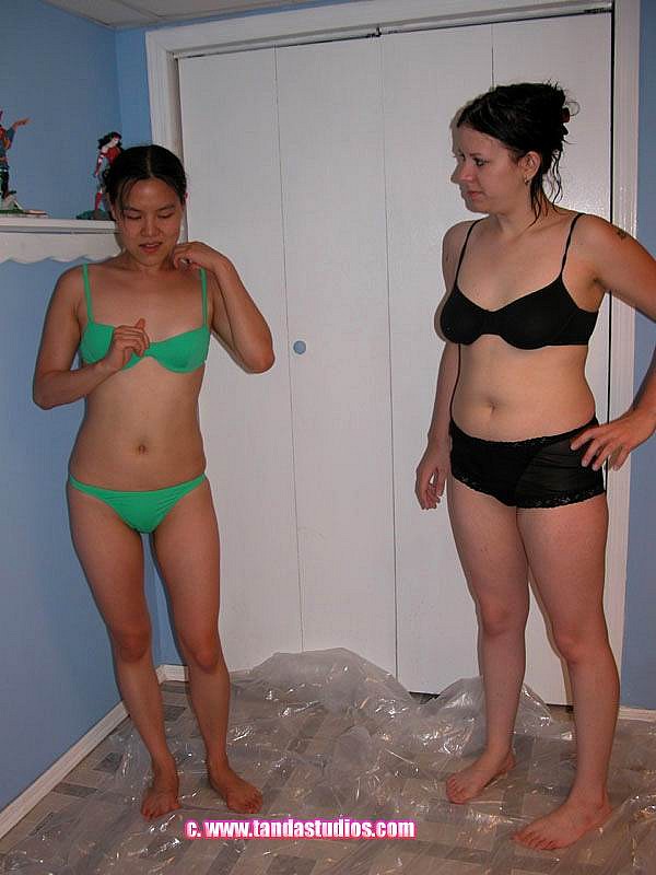 女同性恋胖女人科莱特和玛丽·马修斯互相涂色